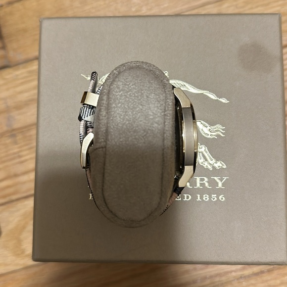 Burberry women’s watch with Burberry print gold - Picture 4 of 6